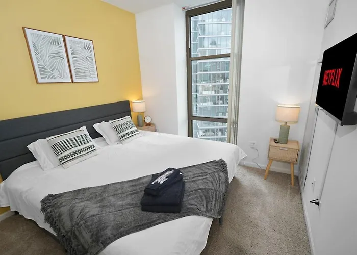 Skyline Luxury 19th Floor Retreat Near Grant Park Chicago