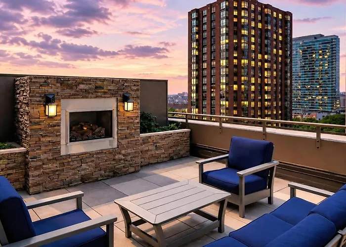 Skyline Luxury 19th Floor Retreat Near Grant Park