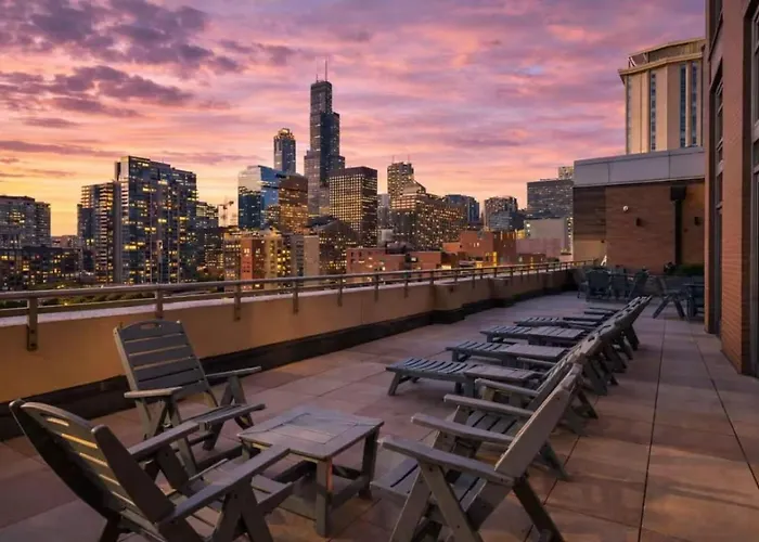 Skyline Luxury 19th Floor Retreat Near Grant Park *