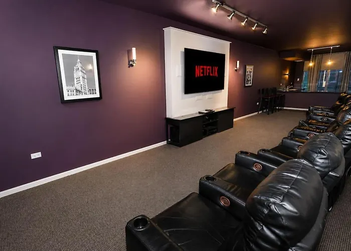 Skyline Luxury 19th Floor Retreat Near Grant Park *