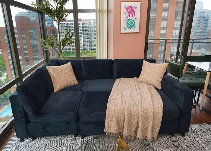Skyline Luxury 19th Floor Retreat Near Grant Park Chicago